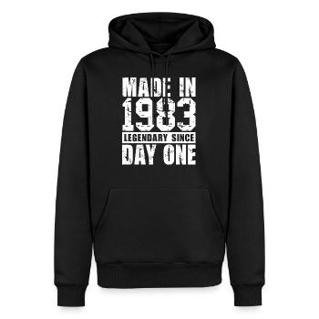 Hergestellt 1983, legendär seit dem ersten Tag - Männer Premium Bio Hoodie - Schwarz - Vorne - Nico (187cm)