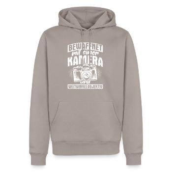 Bewaffnet mit einer KAMERA und WEITWINKELOBJEKTIV - Männer Premium Bio Hoodie - Taupe - Vorne - Nico (187cm)