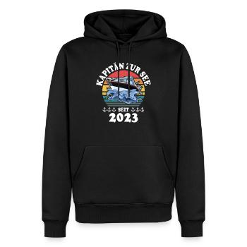Kapitän Boot Bootsführerschein 2023 - Männer Premium Bio Hoodie - Schwarz - Vorne - Nico (187cm)