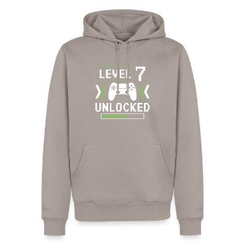 Level 7 freigeschaltet - Männer Premium Bio Hoodie - Taupe - Vorne - Nico (187cm)