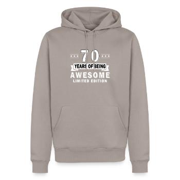 70 Jahre Spruch lustig 70 Geburtstag Geschenk - Männer Premium Bio Hoodie - Taupe - Vorne - Nico (187cm)