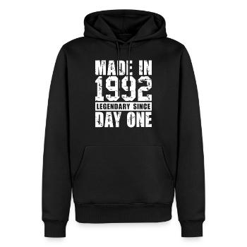 Hergestellt 1992, legendär seit dem ersten Tag - Männer Premium Bio Hoodie - Schwarz - Vorne - Nico (187cm)
