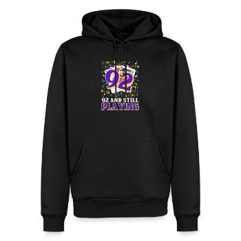92. Geburtstag 92 und immer noch spielen - Männer Premium Bio Hoodie - Schwarz - Vorne - Nico (187cm)