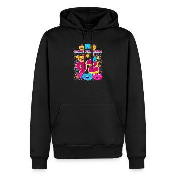 92. Geburtstag 92 Und immer noch kickt - Männer Premium Bio Hoodie - Schwarz - Vorne - Nico (187cm)