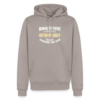 Orthopädist Orthopädistin Orthopädie Geschenk - Männer Premium Bio Hoodie - Taupe - Vorne - Nico (187cm)