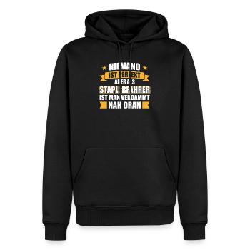 Niemand ist perfekt aber als Staplerfahrer ist man - Männer Premium Bio Hoodie - Schwarz - Vorne - Nico (187cm)
