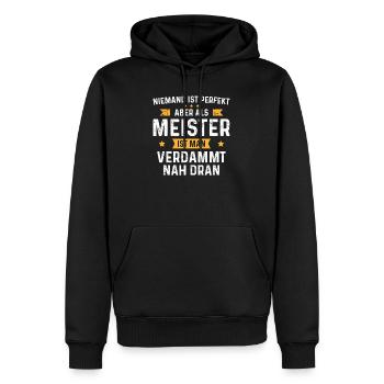 Niemand ist perfekt aber als Meister ist man - Männer Premium Bio Hoodie - Schwarz - Vorne - Nico (187cm)