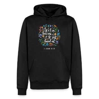 Wir lieben weil er uns zuerst geliebt hat - Männer Premium Bio Hoodie - Schwarz - Vorne - Nico (187cm)