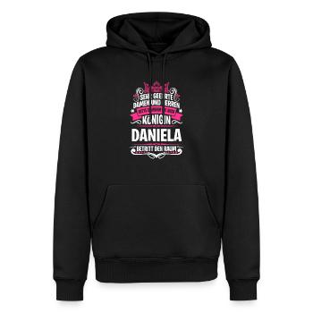 Daniela Namensshirt mit lustigem Königin Spruch - Männer Premium Bio Hoodie - Schwarz - Vorne - Nico (187cm)