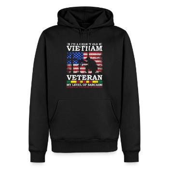 Ne sous-estimez jamais un vieil homme qui est aussi - Sweat à capuche Premium bio Homme - noir - Devant - Nico (187cm)