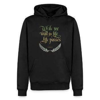 Sénèque | Pendant que nous attendons la vie, la vie passe - Sweat à capuche Premium bio Homme - noir - Devant - Nico (187cm)
