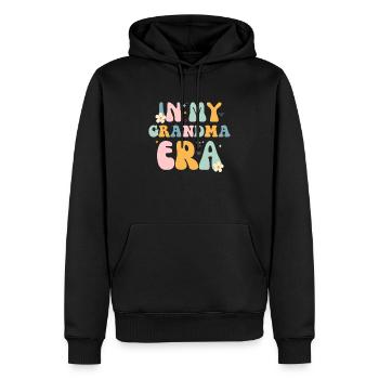In My Grandma Era – Retro Vibes & Cozy Love - Männer Premium Bio Hoodie - Schwarz - Vorne - Nico (187cm)