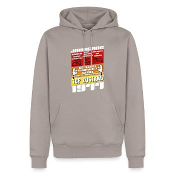 48 Jahre alt Jahrgang 1977 Geburtstag - Männer Premium Bio Hoodie - Taupe - Vorne - Nico (187cm)