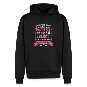 Une princesse a 70 ans, Cadeau d’anniversaire - Sweat à capuche Premium bio Homme - noir - Devant - Nico (187cm)