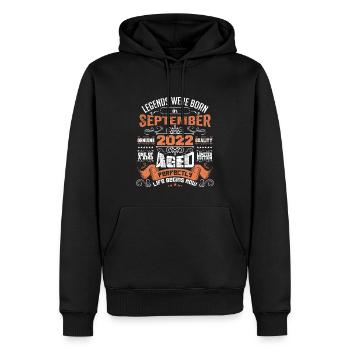 Legenden wurden im September 2022 geboren | Geschenkideen - Männer Premium Bio Hoodie - Schwarz - Vorne - Nico (187cm)
