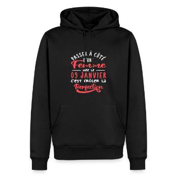 Anniversaire - Née le 9 Janvier Frôler perfection - Sweat à capuche Premium bio Homme - noir - Devant - Nico (187cm)