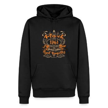 März 1961 | Perfekt gealtert - Männer Premium Bio Hoodie - Schwarz - Vorne - Nico (187cm)
