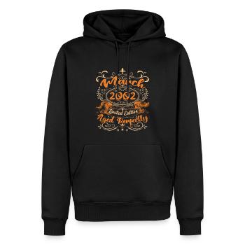 März 2002 | Perfekt gealtert - Männer Premium Bio Hoodie - Schwarz - Vorne - Nico (187cm)