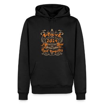 Anniversaire Vintage Né(e) en Mars 2024 - Sweat à capuche Premium bio Homme - noir - Devant - Nico (187cm)