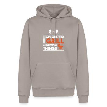 That's What I Do I Grill And I Know Things - Männer Premium Bio Hoodie - Taupe - Vorne - Nico (187cm)