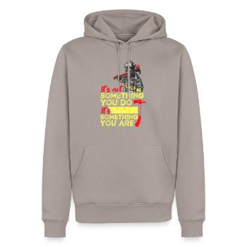 ce n'est pas quelque chose que vous faites, c'est quelque chose que vous êtes f - Sweat à capuche Premium bio Homme - taupe - Devant - Nico (187cm)