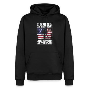 Je m’agenouille devant la croix et me tiens devant le drapeau des États-Unis. - Sweat à capuche Premium bio Homme - noir - Devant - Nico (187cm)