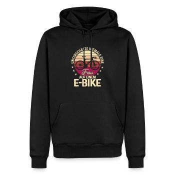 Unterschätze niemals eine Frau auf einem E-Bike Ak - Männer Premium Bio Hoodie - Schwarz - Vorne - Nico (187cm)