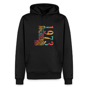 Novembre 1973 Anniversaire Novembre 1973 Novembre - Sweat à capuche Premium bio Homme - noir - Devant - Nico (187cm)