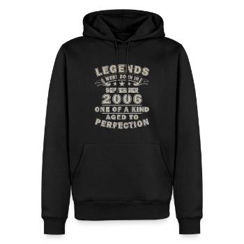 18e anniversaire 2006 Légendaire depuis septembre 2006 - Sweat à capuche Premium bio Homme - noir - Devant - Nico (187cm)