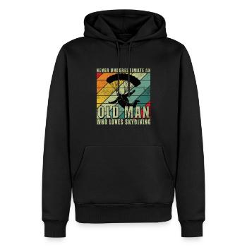 Never underestimate an old man who loves skydiving - Männer Premium Bio Hoodie - Schwarz - Vorne - Nico (187cm)