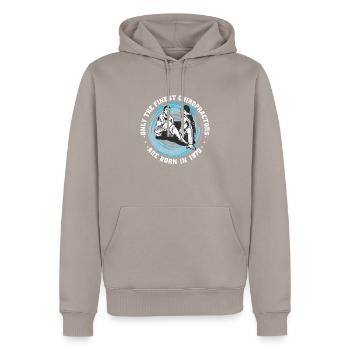 Physiotherapie Jahrgang 1979 geboren - Männer Premium Bio Hoodie - Taupe - Vorne - Nico (187cm)