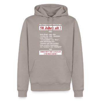 BD - Träger dieses Shirts ist 50 Jahre alt - - Männer Premium Bio Hoodie - Taupe - Vorne - Nico (187cm)