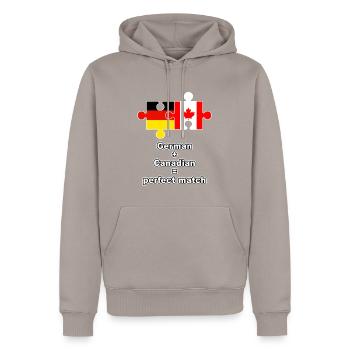 German Canadian Puzzle - Männer Premium Bio Hoodie - Taupe - Vorne - Nico (187cm)