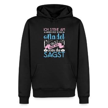 Ich Stehe Am Anderen Ende Der Nadel - Männer Premium Bio Hoodie - Schwarz - Vorne - Nico (187cm)