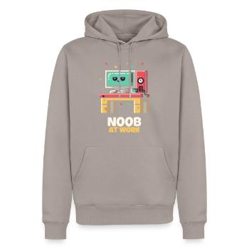 Noob bei der Arbeit - Männer Premium Bio Hoodie - Taupe - Vorne - Nico (187cm)
