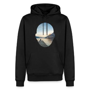 in der ferne auf einem Steg - Geschihcte im Kopf - Männer Premium Bio Hoodie - Schwarz - Vorne - Nico (187cm)