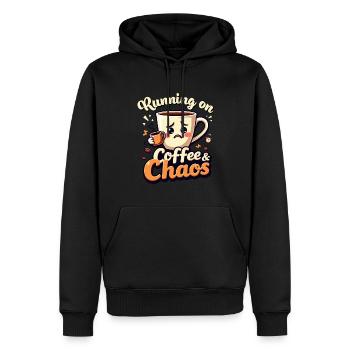 Lustiges "Running on Coffee & Chaos"-Design - Männer Premium Bio Hoodie - Schwarz - Vorne - Nico (187cm)