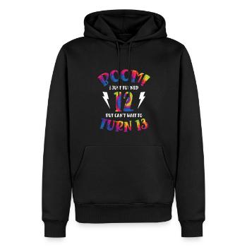 Boom Je viens d’avoir 12 ans mais j’ai hâte d’avoir 13 ans - Sweat à capuche Premium bio Homme - noir - Devant - Nico (187cm)
