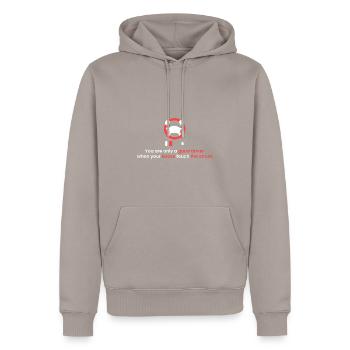 Knie auf der Straße! - Männer Premium Bio Hoodie - Taupe - Vorne - Nico (187cm)