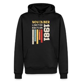 Novembre 1981 Cadeau Anniversaire - Novembre 1981 - Sweat à capuche Premium bio Homme - noir - Devant - Nico (187cm)