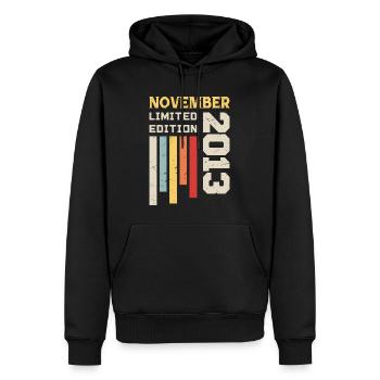 Novembre 2013 Cadeau Anniversaire - Novembre 2013 - Sweat à capuche Premium bio Homme - noir - Devant - Nico (187cm)