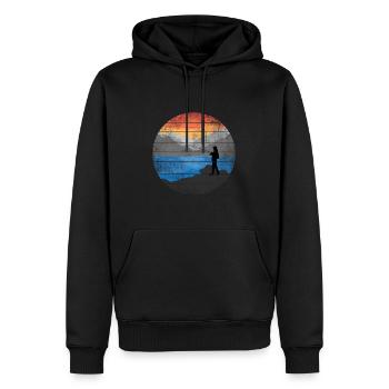 Angler angelt im See mit Berge bei Sonnenaufgang - Männer Premium Bio Hoodie - Schwarz - Vorne - Nico (187cm)