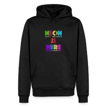 80er Jahre Schriftzug NEON IS HERE - Männer Premium Bio Hoodie - Schwarz - Vorne - Nico (187cm)