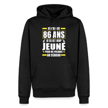 je n ai que 86 ans / humour anniversaire 86 ans - Sweat à capuche Premium bio Homme - noir - Devant - Nico (187cm)