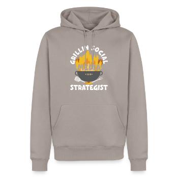 Grillin Social Media Stratege Beruf - Männer Premium Bio Hoodie - Taupe - Vorne - Nico (187cm)