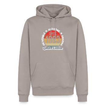 amazing since 1983 - anniversaire - Sweat à capuche Premium bio Homme - taupe - Devant - Nico (187cm)