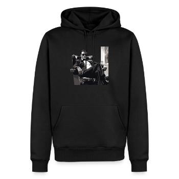 Chef de la mafia portant nonchalamment des lunettes de soleil sur un fauteuil en cuir - Sweat à capuche Premium bio Homme - noir - Devant - Nico (187cm)