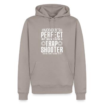Tontaubenschießen Tontaubenschießen Fallenschießen - Männer Premium Bio Hoodie - Taupe - Vorne - Nico (187cm)