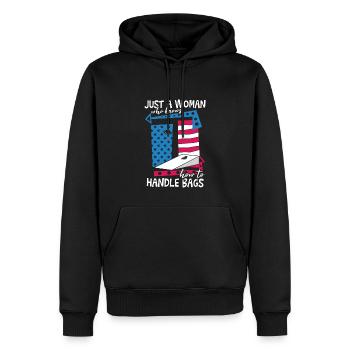 Nur eine Frau, die weiß, wie man mit Taschen umgeht - Männer Premium Bio Hoodie - Schwarz - Vorne - Nico (187cm)
