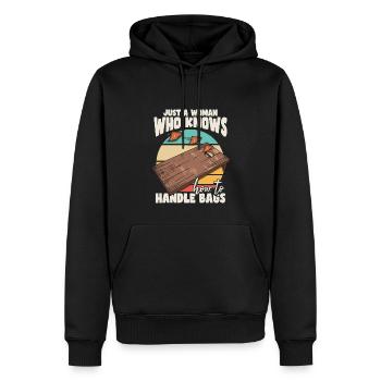 Nur eine Frau, die weiß, wie man mit Taschen umgeht - Männer Premium Bio Hoodie - Schwarz - Vorne - Nico (187cm)